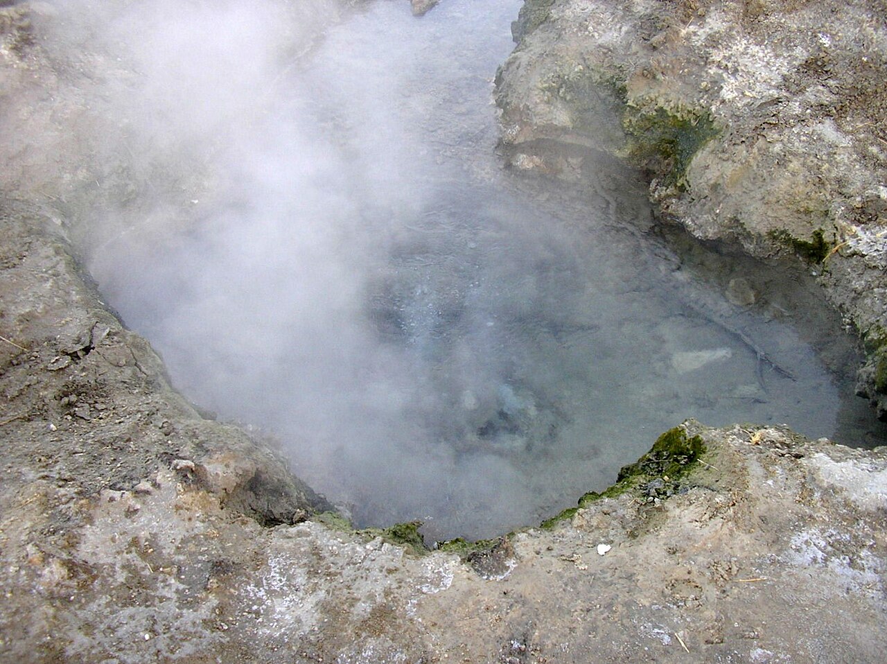 Fumerolle et source chaude fumante près du lac Abbe à Djibouti Fumerolle et source chaude fumante près du lac Abbe à Djibouti