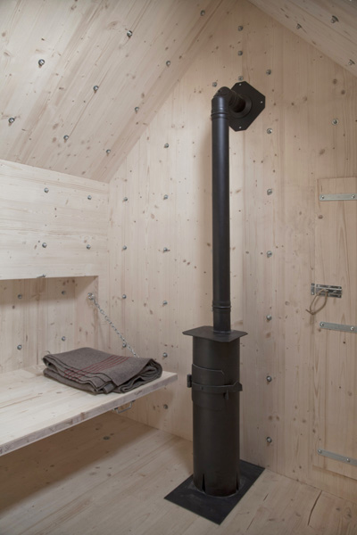 Un rocher chalet dans les alpes suisses refuge antoine rocher chalet alpes suisses par bureau a 4 refuge-antoine-rocher-chalet-alpes-suisses-par-bureau-a-4