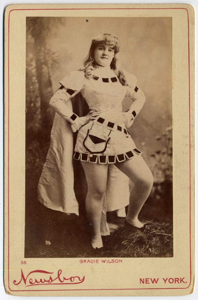 Quelques danseuses burlesques de l'époque victorienne danseuses burlesque epoque victorienne 10 danseuses burlesques de l'époque victorienne: 1890 Gracie Wilson. in costume with cape.