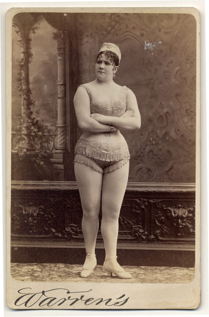 Quelques danseuses burlesques de l'époque victorienne danseuses burlesque epoque victorienne 12 danseuses burlesques de l'époque victorienne: 1890. Viola Clifton facing front in sleeveless short fringed top and short fringed trunks.