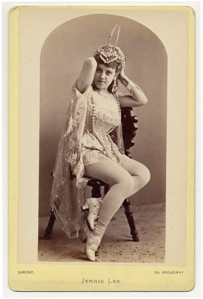 Quelques danseuses burlesques de l'époque victorienne danseuses burlesque epoque victorienne 13 danseuses burlesques de l'époque victorienne: 1890. Jennie Lee sitting on a chair, holding a hair-dress on her head.