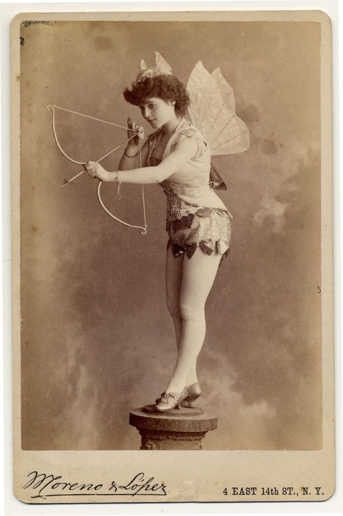 Quelques danseuses burlesques de l'époque victorienne danseuses burlesque epoque victorienne 14 danseuses burlesques de l'époque victorienne: 1890. Miss Murdock on pedestal, with fabric wings and horns shooting a bow and arrow.