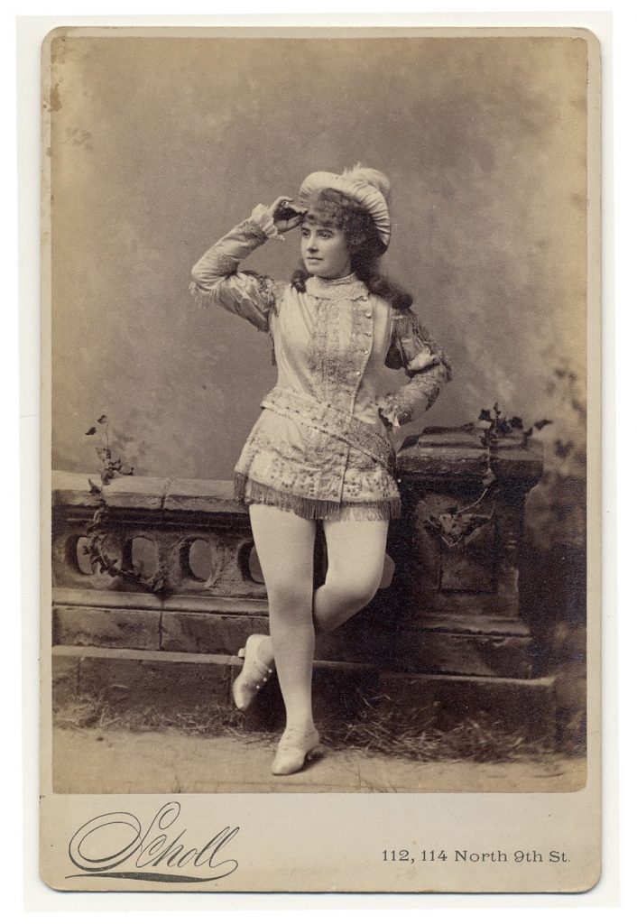 Quelques danseuses burlesques de l'époque victorienne danseuses burlesque epoque victorienne 16 danseuses burlesques de l'époque victorienne: 1890. Adah Richmond, leaning on a stone fence.