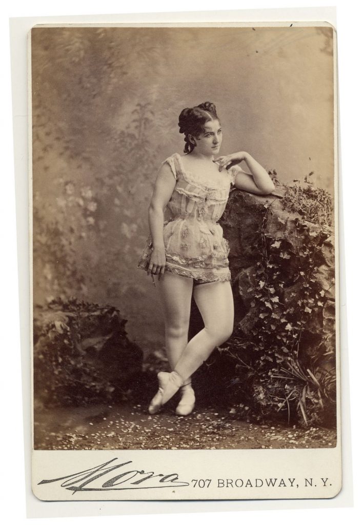 Quelques danseuses burlesques de l'époque victorienne danseuses burlesque epoque victorienne 17 danseuses burlesques de l'époque victorienne: 1890 Leontine wearing ballet shoes.
