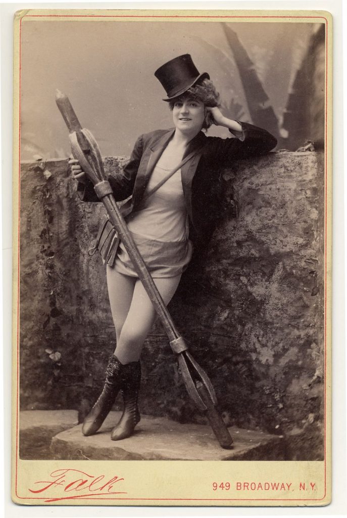 Quelques danseuses burlesques de l'époque victorienne danseuses burlesque epoque victorienne 18 danseuses burlesques de l'époque victorienne: 1890. Vernona Jabeau, in high boots, hat, holding a candle in a long holder.