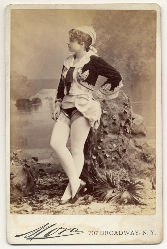 Quelques danseuses burlesques de l'époque victorienne danseuses burlesque epoque victorienne 20 danseuses burlesques de l'époque victorienne: 1890. Pauline Hall in short, Greek style costume, flat shoes.