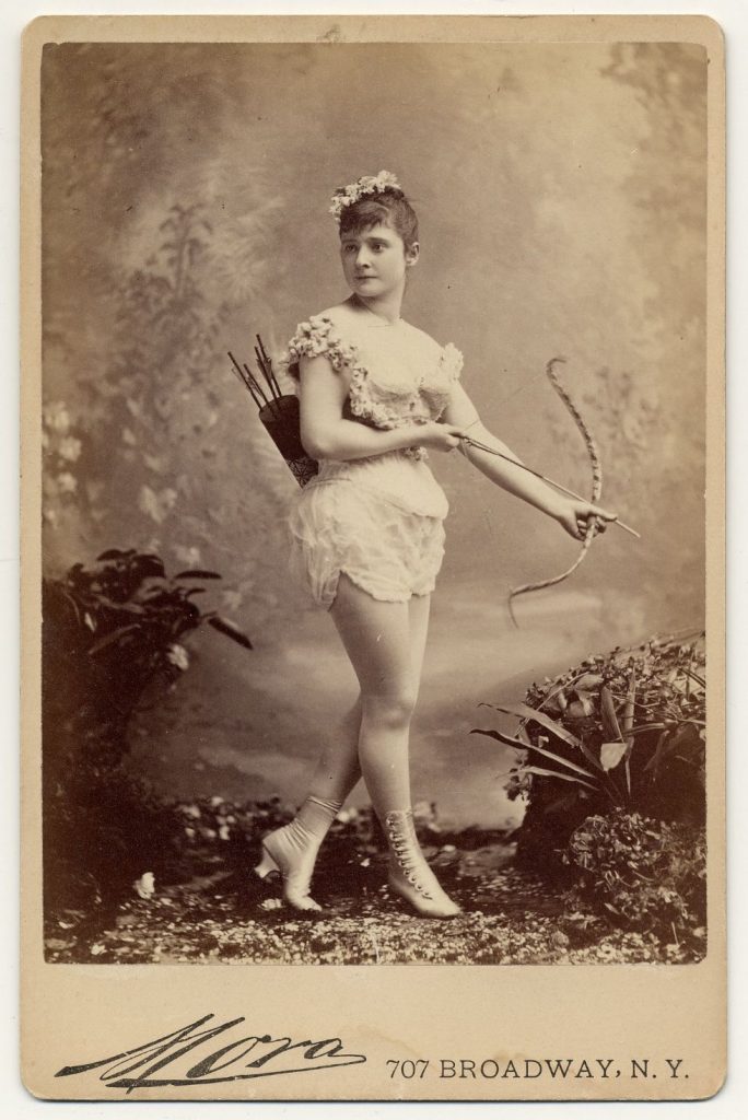 Quelques danseuses burlesques de l'époque victorienne danseuses burlesque epoque victorienne 21 danseuses burlesques de l'époque victorienne: 1890. Miss Farrington in short sleeveless costume, holding bow and arrow, with quiver and arrows on back, button heeled boots.