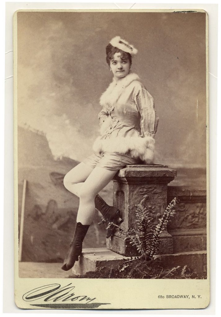 Quelques danseuses burlesques de l'époque victorienne danseuses burlesque epoque victorienne 25 danseuses burlesques de l'époque victorienne: 1890. Elvira Viola, sitting