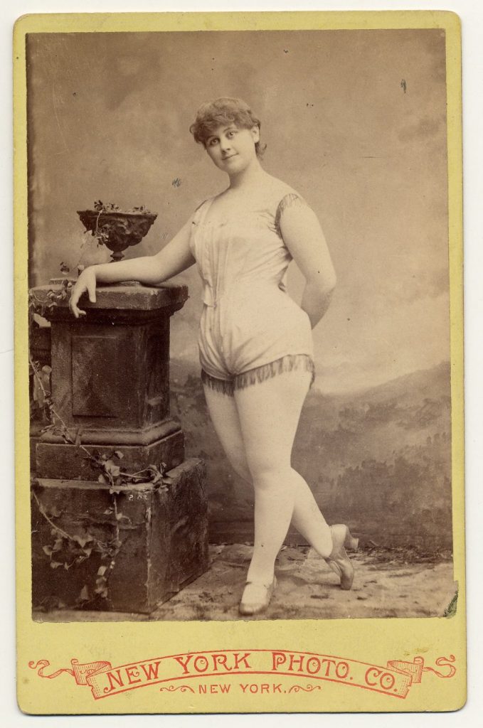 Quelques danseuses burlesques de l'époque victorienne danseuses burlesque epoque victorienne 27 danseuses burlesques de l'époque victorienne: 1890. Clara Davenport in short sleeveless costume fringed at legs and armholes.