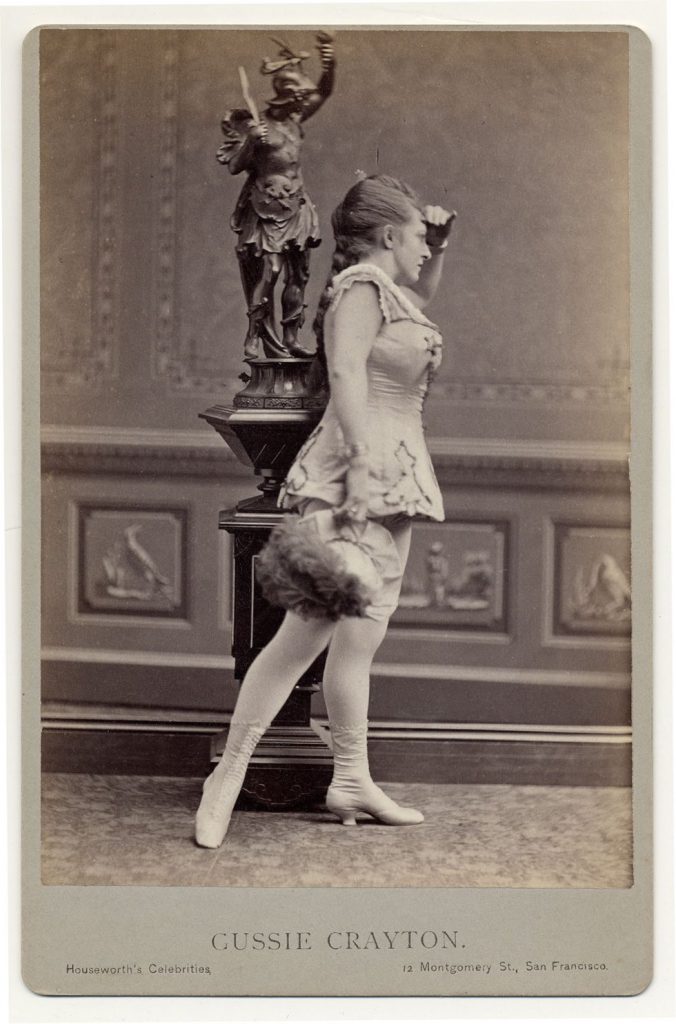 Quelques danseuses burlesques de l'époque victorienne danseuses burlesque epoque victorienne 29 danseuses burlesques de l'époque victorienne: 1890. Gussie Crayton.hat with feather, short sleeveless costume with half-calf laced boots.