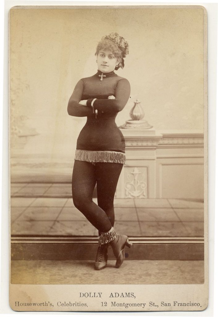 Quelques danseuses burlesques de l'époque victorienne danseuses burlesque epoque victorienne 3 danseuses burlesques de l'époque victorienne: 1890. Dolly Adams fringe at bottom of short costume, tights, short heeled boots topped with fringe, cross at neck, cap