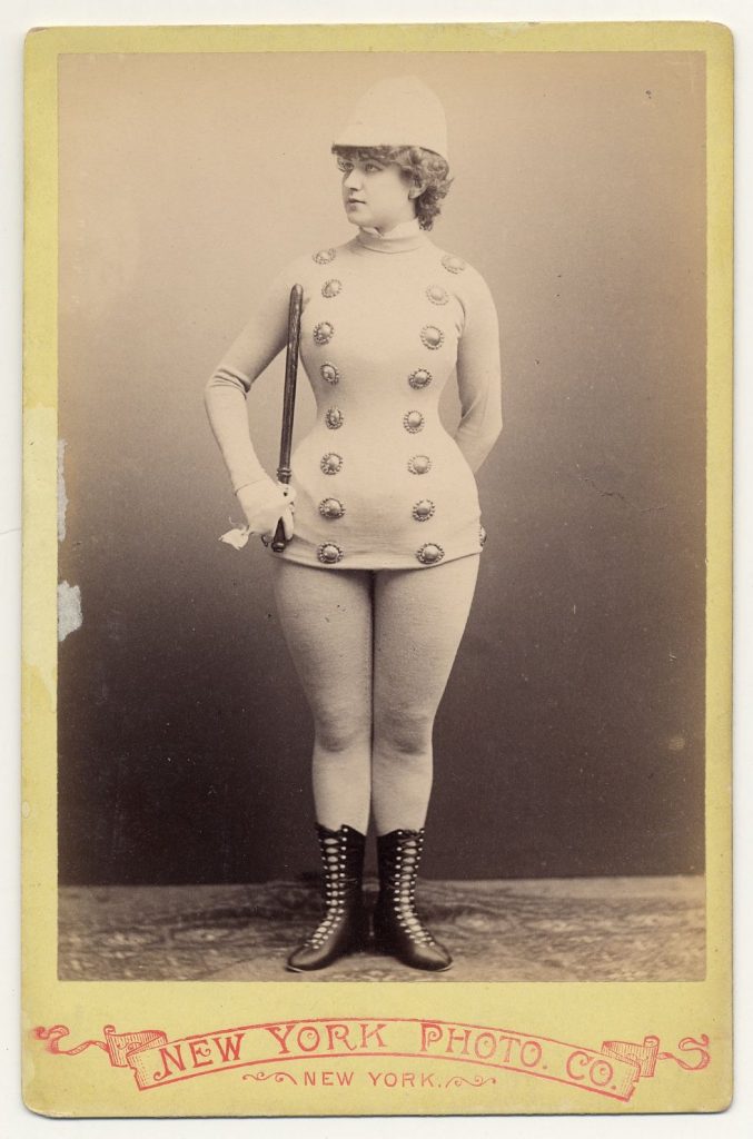 Quelques danseuses burlesques de l'époque victorienne danseuses burlesque epoque victorienne 30 danseuses burlesques de l'époque victorienne: 1890. Mlle Conalba in police uniform style costume with hat and baton in right hand, half-calf laced boots.