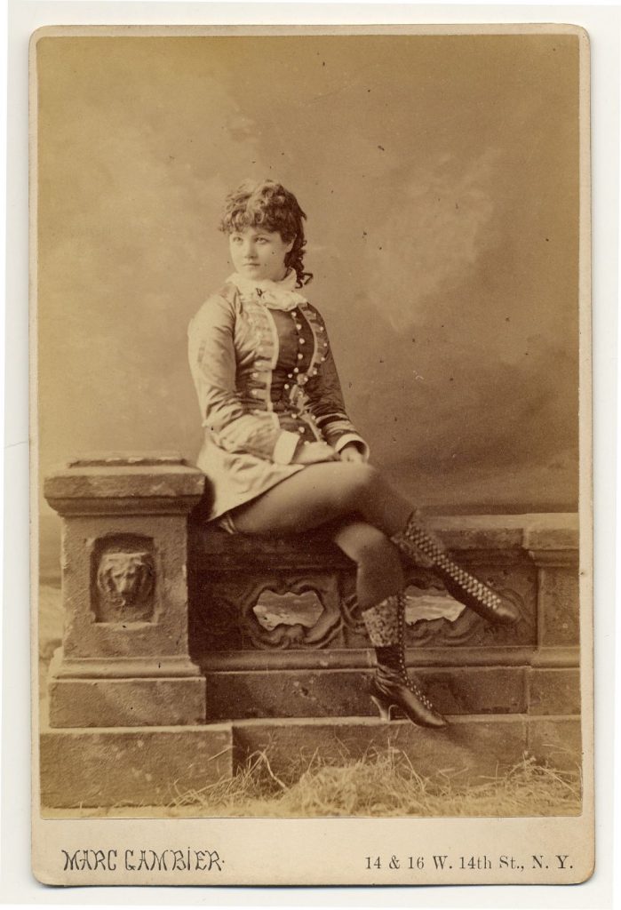 Quelques danseuses burlesques de l'époque victorienne danseuses burlesque epoque victorienne 6 danseuses burlesques de l'époque victorienne: 1890. Minnie Marshall sitting on a stone sculpted fence, in short dress and boots.