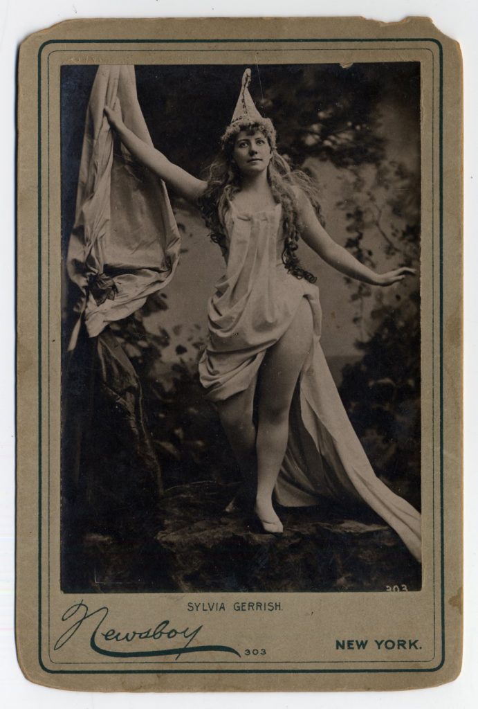 Quelques danseuses burlesques de l'époque victorienne danseuses burlesque epoque victorienne 9 danseuses burlesques de l'époque victorienne: 1890 Sylvia Gerrish with draped dress and pointed hat in woods.