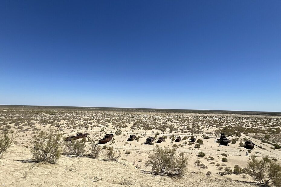 Moynaq, le cimetière de bateaux abandonné par la mer d’Aral moynaq cimetiere bateaux mer aral 2025 Cimetière de bateaux de Moynaq sur l’ancien fond de la mer d’Aral