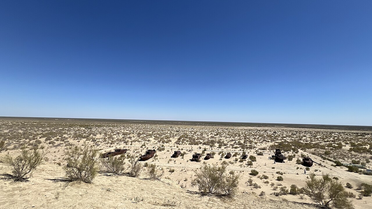 Cimetière de bateaux de Moynaq sur l’ancien fond de la mer d’Aral Cimetière de bateaux de Moynaq sur l’ancien fond de la mer d’Aral