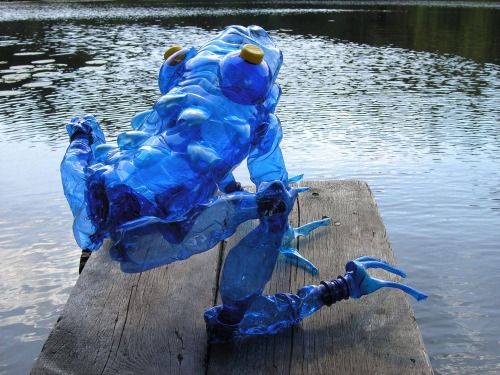 Les recyclages de bouteilles plastiques en sculptures de Veronica Richterova recyclages de bouteilles plastiques en sculptures par Veronica Richterova 3 grenouille recyclages-de-bouteilles-plastiques-en-sculptures-par-Veronica-Richterova--3-grenouille