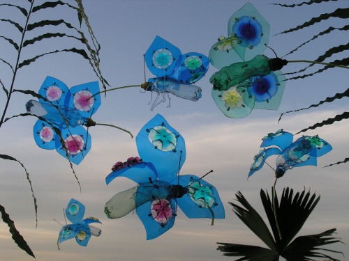 Les recyclages de bouteilles plastiques en sculptures de Veronica Richterova recyclages de bouteilles plastiques en sculptures par Veronica Richterova 5 papillons recyclages-de-bouteilles-plastiques-en-sculptures-par-Veronica-Richterova-5-papillons