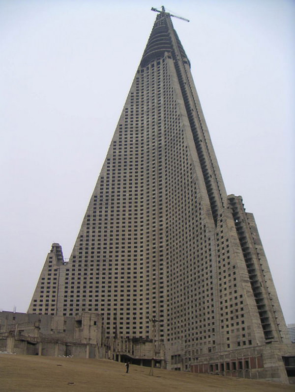 45 superbes endroits abandonnés 45 superbes endroits abandonnes 2 ryugyong hotel 45-superbes-endroits-abandonnes-2-ryugyong_hotel