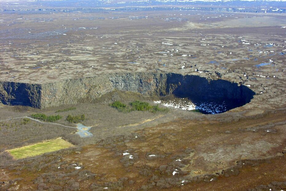 Ásbyrgi : le spectaculaire canyon en fer à cheval d’Islande Asbyrgi un cirque en forme de fer a cheval 1 Vue aérienne du canyon d’Ásbyrgi en forme de fer à cheval en Islande