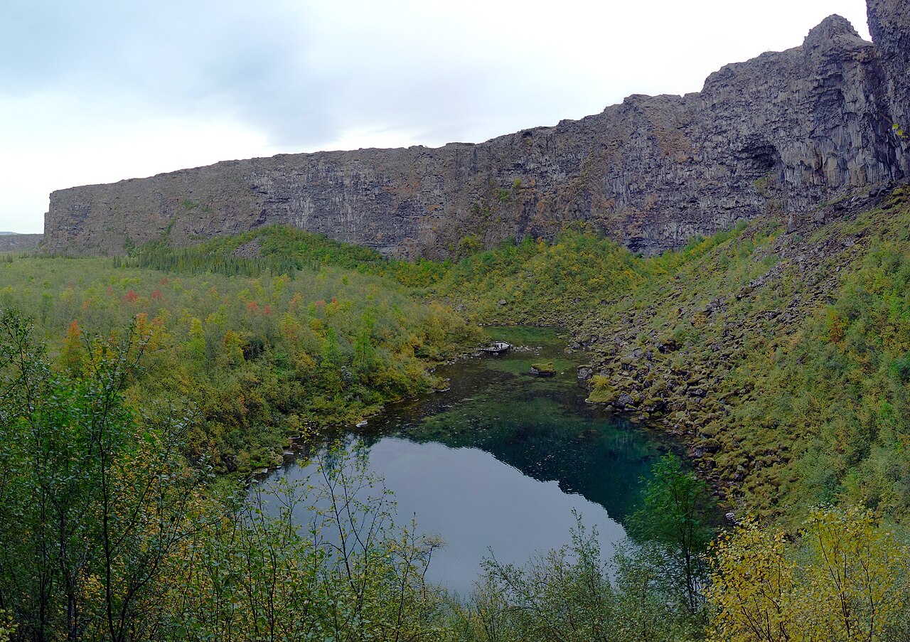 Botnstjörn au fond du canyon d’Ásbyrgi en Islande Botnstjörn au fond du canyon d’Ásbyrgi en Islande