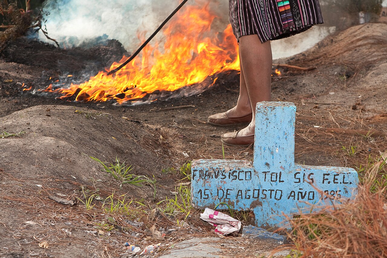 Cérémonie autour d’un feu dans le cimetière de Chichicastenango Cérémonie autour d’un feu dans le cimetière de Chichicastenango