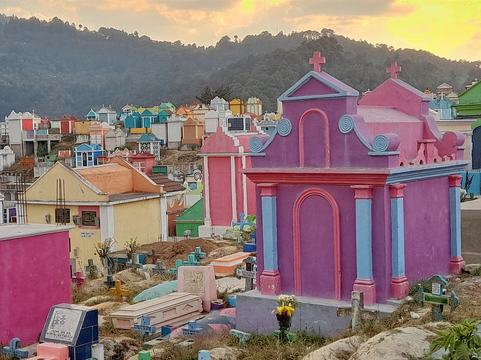 Cimetière coloré de Chichicastenango au Guatemala Cimetière coloré de Chichicastenango au Guatemala