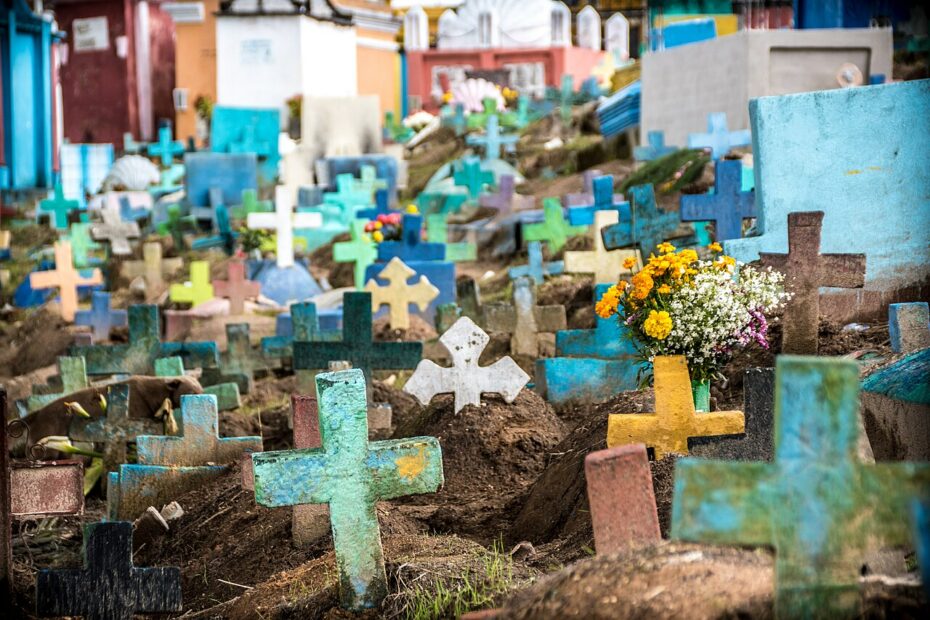 Les cimetières colorés du Guatemala cimetiere colore chichicastenango guatemala Tombes colorées du cimetière de Chichicastenango au Guatemala