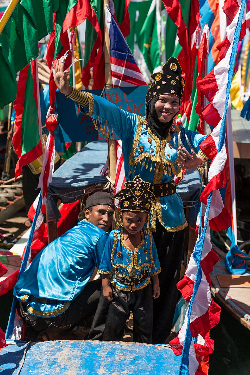 Famille Bajau dans un lepa traditionnel avec danse igal à Semporna Famille Bajau dans un lepa traditionnel avec danse igal à Semporna