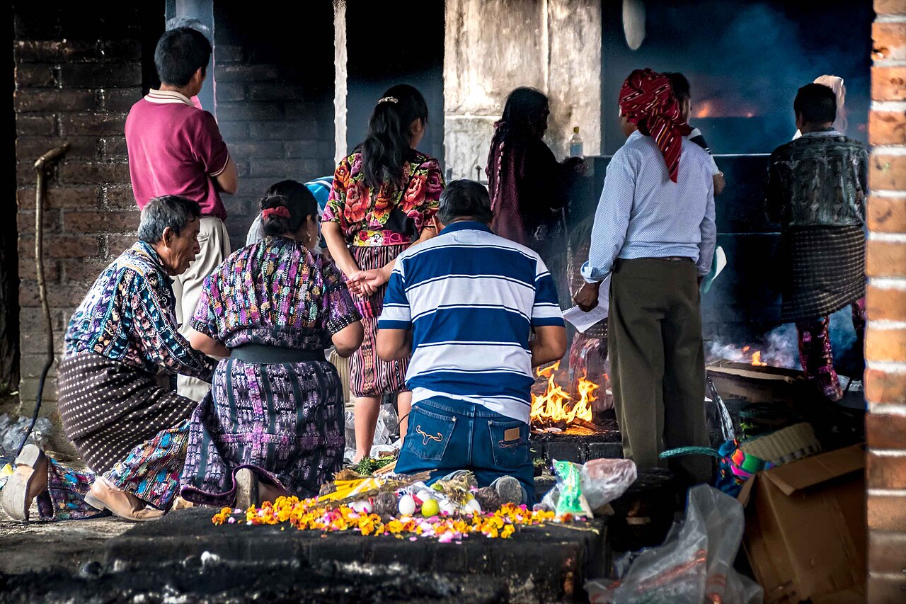 Familles et offrandes dans le cimetière de Chichicastenango au Guatemala Familles et offrandes dans le cimetière de Chichicastenango au Guatemala