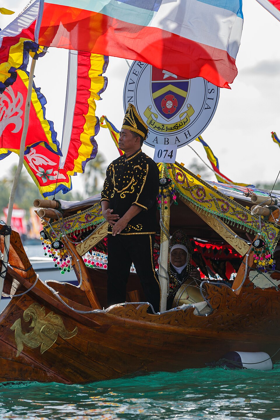 Homme Bajau debout sur un bateau traditionnel à Semporna Homme Bajau debout sur un bateau traditionnel à Semporna