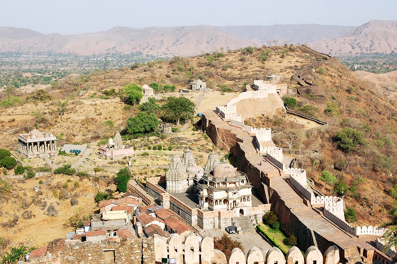 Vue aérienne de la muraille du fort de Kumbhalgarh au Rajasthan Vue aérienne de la muraille du fort de Kumbhalgarh au Rajasthan