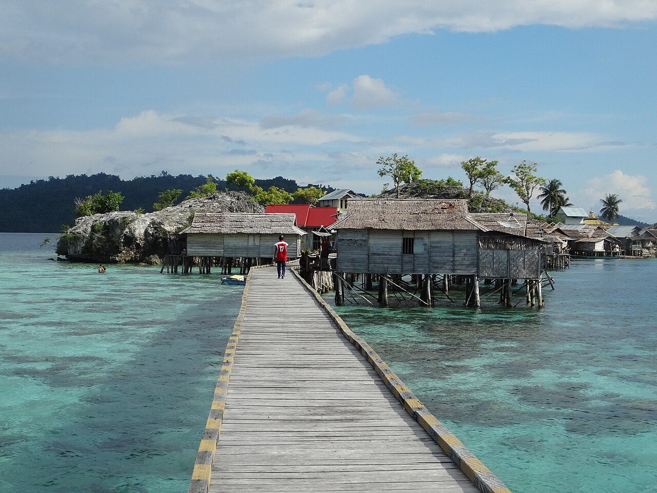 Village Bajau de Kabalutan sur pilotis dans les îles Togian à Sulawesi Village Bajau de Kabalutan sur pilotis dans les îles Togian à Sulawesi
