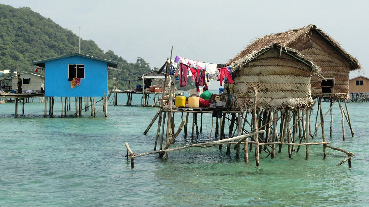 Village Bajau sur pilotis à Pulau Tetagan, Sabah en Malaisie Village Bajau sur pilotis à Pulau Tetagan, Sabah en Malaisie