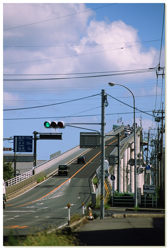 Eshima Ohashi - le pont qui ressemble à des montagnes russes Eshima Ohashi le pont qui ressemble a des montagnes russes 1 Eshima-Ohashi-le-pont-qui-ressemble-a-des-montagnes-russes-1