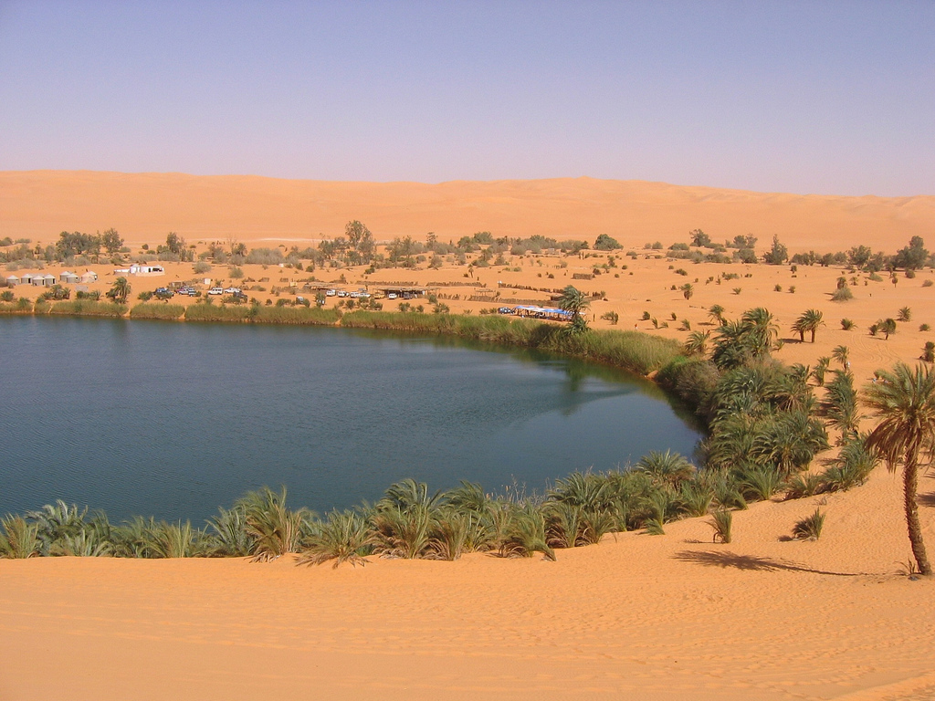 Les lacs d'Ubari, splendides oasis au milieu du désert Les lacs d Ubari splendides oasis au milieu du desert 6 Les-lacs-d-Ubari-splendides-oasis-au-milieu-du-desert-6