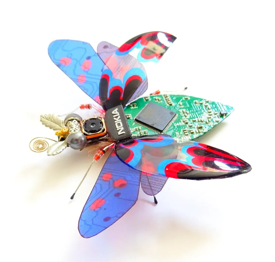 Sculptures d'insectes en recyclage électronique par Julie Alice Chappell Sculptures d insectes en recyclage electronique par Julie Alice Chappell 2 coccinelle Sculptures-d-insectes-en-recyclage-electronique-par-Julie-Alice-Chappell-2-coccinelle