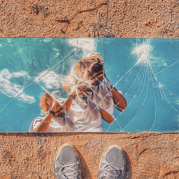 Desert Reflection: des autoportraits surréalistes en reflets par Ari Fararooy auto portraits surrealistes en reflets de Ari Fararooy 5 Desert Reflection: des autoportraits surréalistes en reflets par Ari Fararooy 5