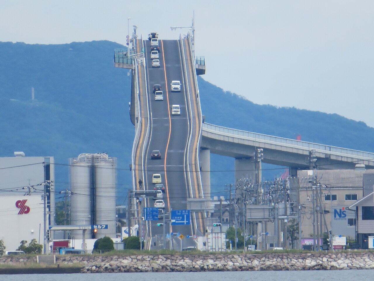 Pont Eshima Ohashi photographié au téléobjectif avec sa pente apparemment presque verticale Pont Eshima Ohashi photographié au téléobjectif avec sa pente apparemment presque verticale