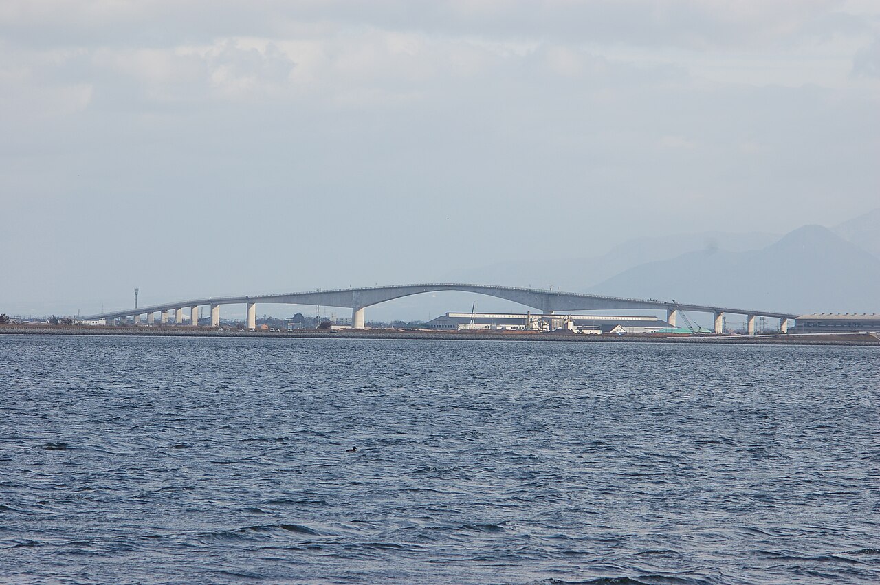 Vue latérale du pont Eshima Ohashi montrant sa pente réelle Vue latérale du pont Eshima Ohashi montrant sa pente réelle