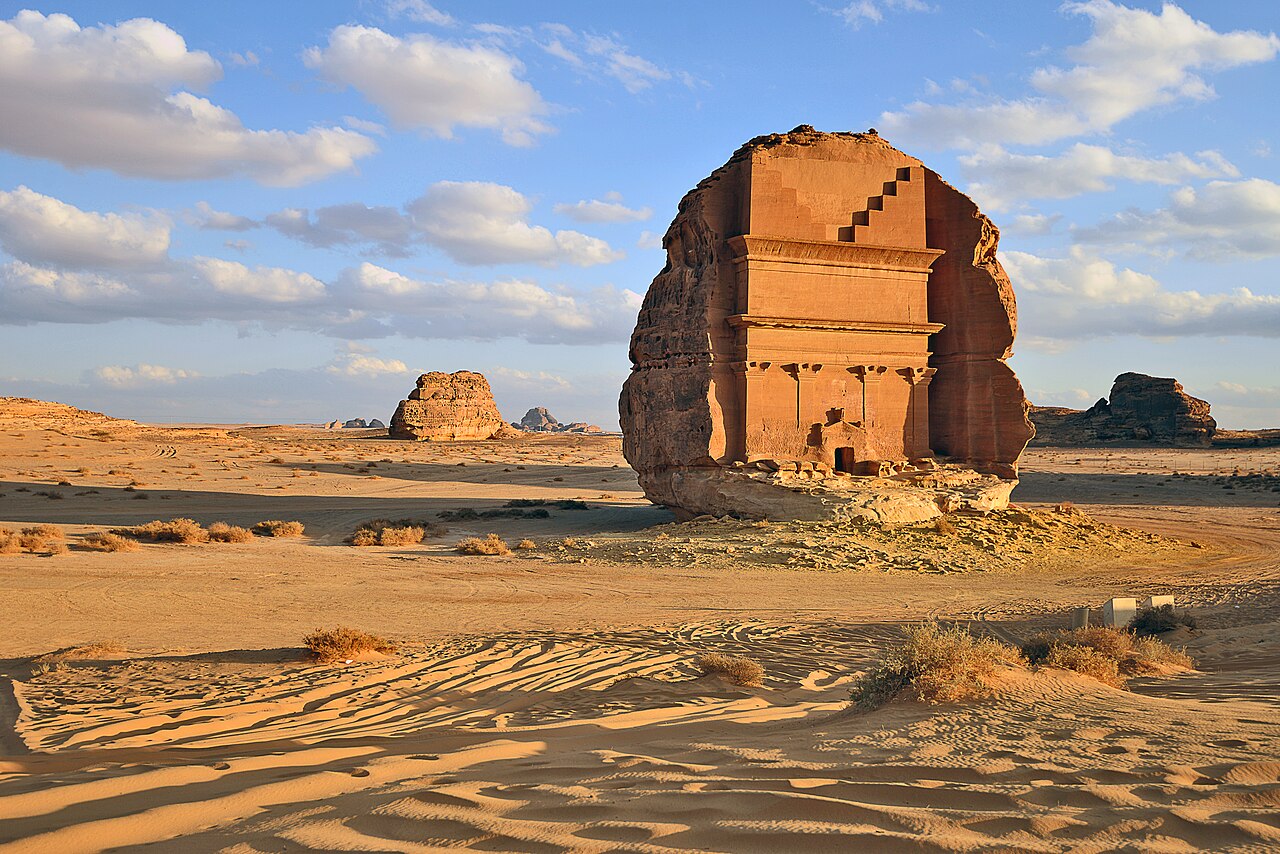 Qasr al-Farid, tombeau nabatéen isolé dans le désert de Hégra à AlUla Qasr al-Farid, tombeau nabatéen isolé dans le désert de Hégra à AlUla