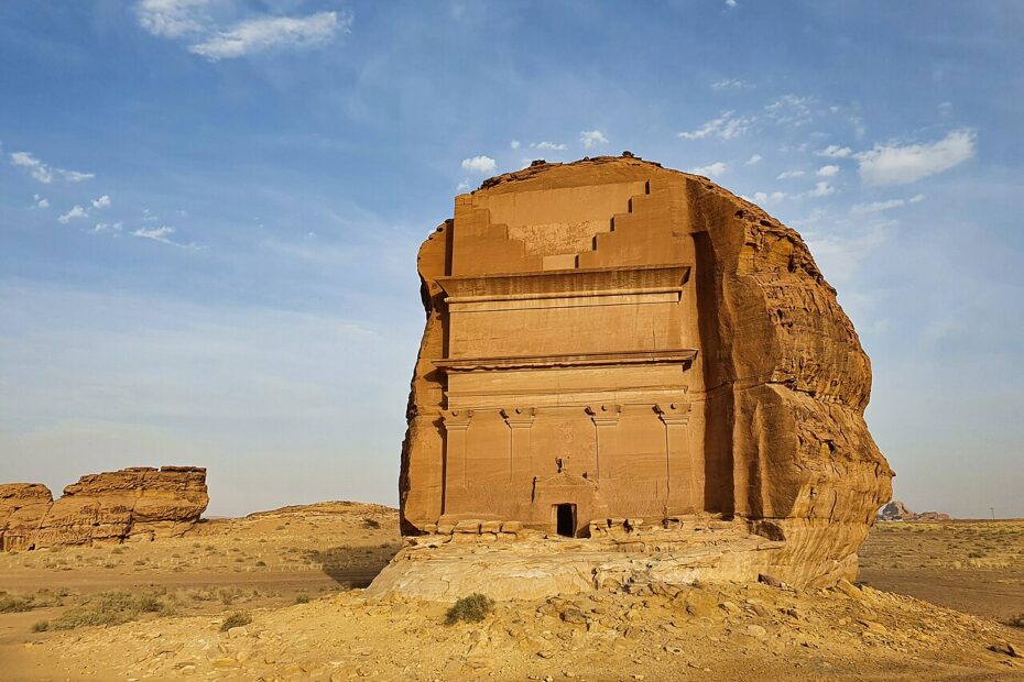 Qasr al-Farid, le château solitaire sculpté dans le désert qasr al farid facade inachevee hegra Façade inachevée du tombeau nabatéen Qasr al-Farid avec ses quatre pilastres