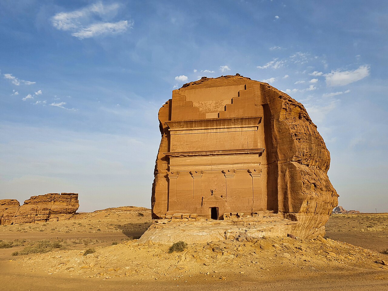 Façade inachevée du tombeau nabatéen Qasr al-Farid avec ses quatre pilastres Façade inachevée du tombeau nabatéen Qasr al-Farid avec ses quatre pilastres