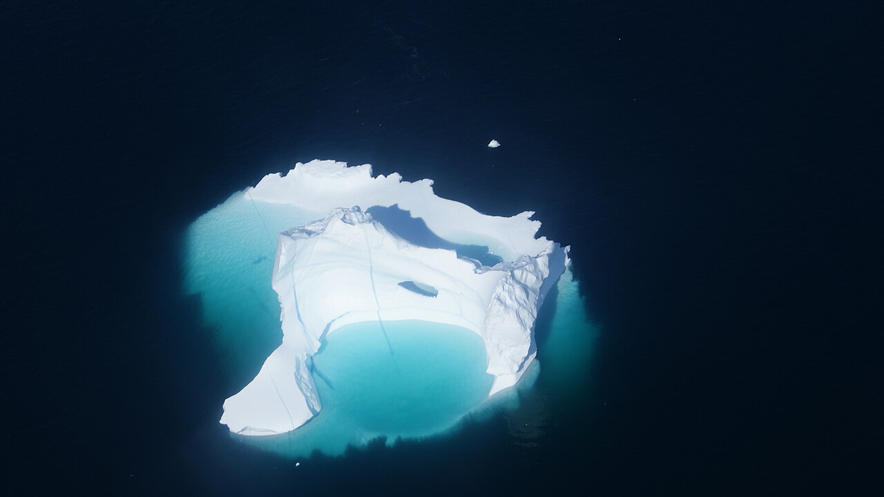 Grand iceberg dans le fjord de Uummannaq au Groenland Grand iceberg dans le fjord de Uummannaq au Groenland