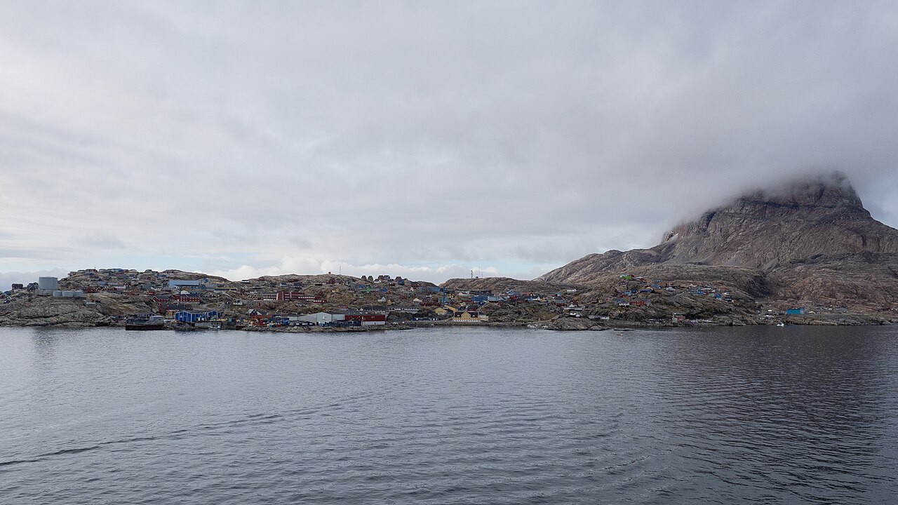 Maisons colorées de Uummannaq au Groenland en été Maisons colorées de Uummannaq au Groenland en été