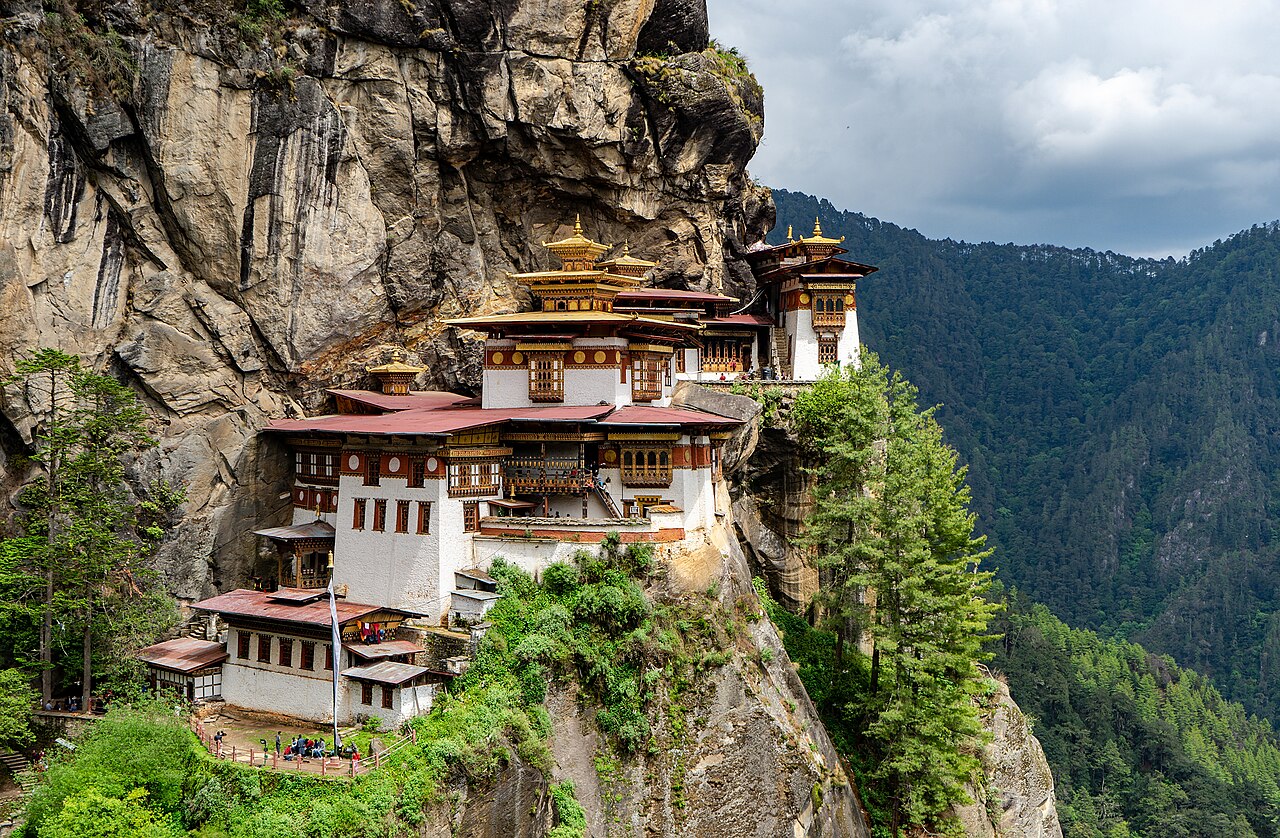 Monastère Paro Taktsang ou Nid du Tigre sur sa falaise au Bhoutan Monastère Paro Taktsang ou Nid du Tigre sur sa falaise au Bhoutan