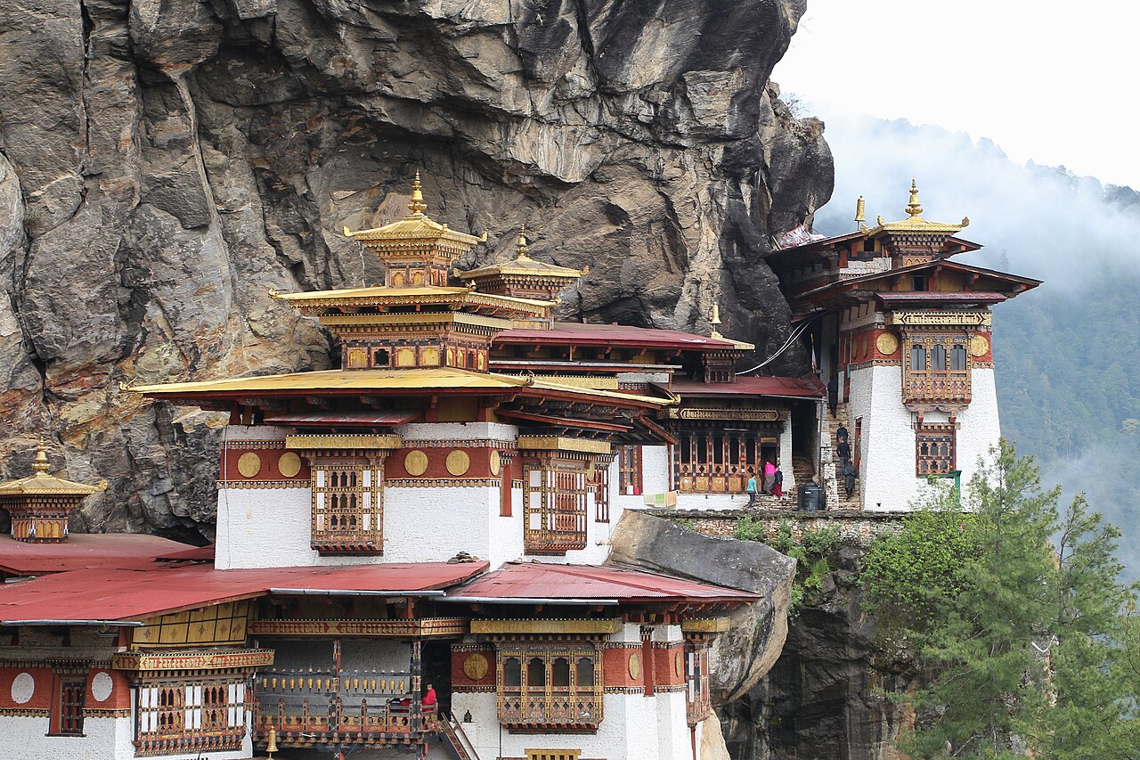 Bâtiments du monastère de Paro Taktsang construits contre la falaise au Bhoutan Bâtiments du monastère de Paro Taktsang construits contre la falaise au Bhoutan