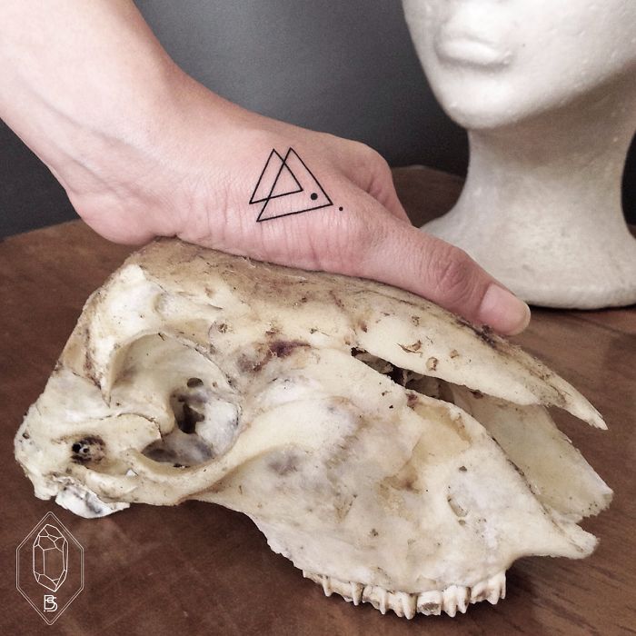 Les tatouages à base de lignes géométriques et de points de Bicem Sinik tatouages a base de lignes geometriques et de points de Bicem Sinik 28 tatouages-a-base-de-lignes-geometriques-et-de-points-de-Bicem-Sinik-28