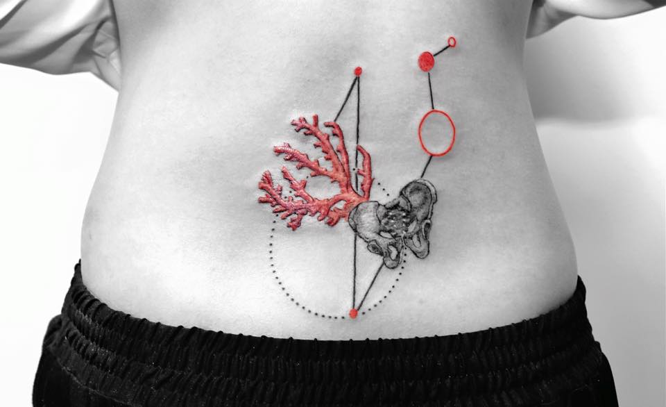 Les tatouages rouges et noirs minimalistes de Kaiyu Huang tatouages rouges et noirs minimalistes de Kaiyu Huang 10 tatouages-rouges-et-noirs-minimalistes-de-Kaiyu-Huang-10