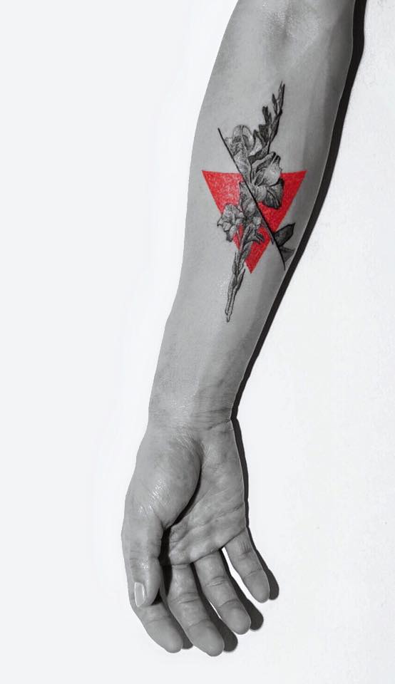 Les tatouages rouges et noirs minimalistes de Kaiyu Huang tatouages rouges et noirs minimalistes de Kaiyu Huang 11 tatouages-rouges-et-noirs-minimalistes-de-Kaiyu-Huang-11